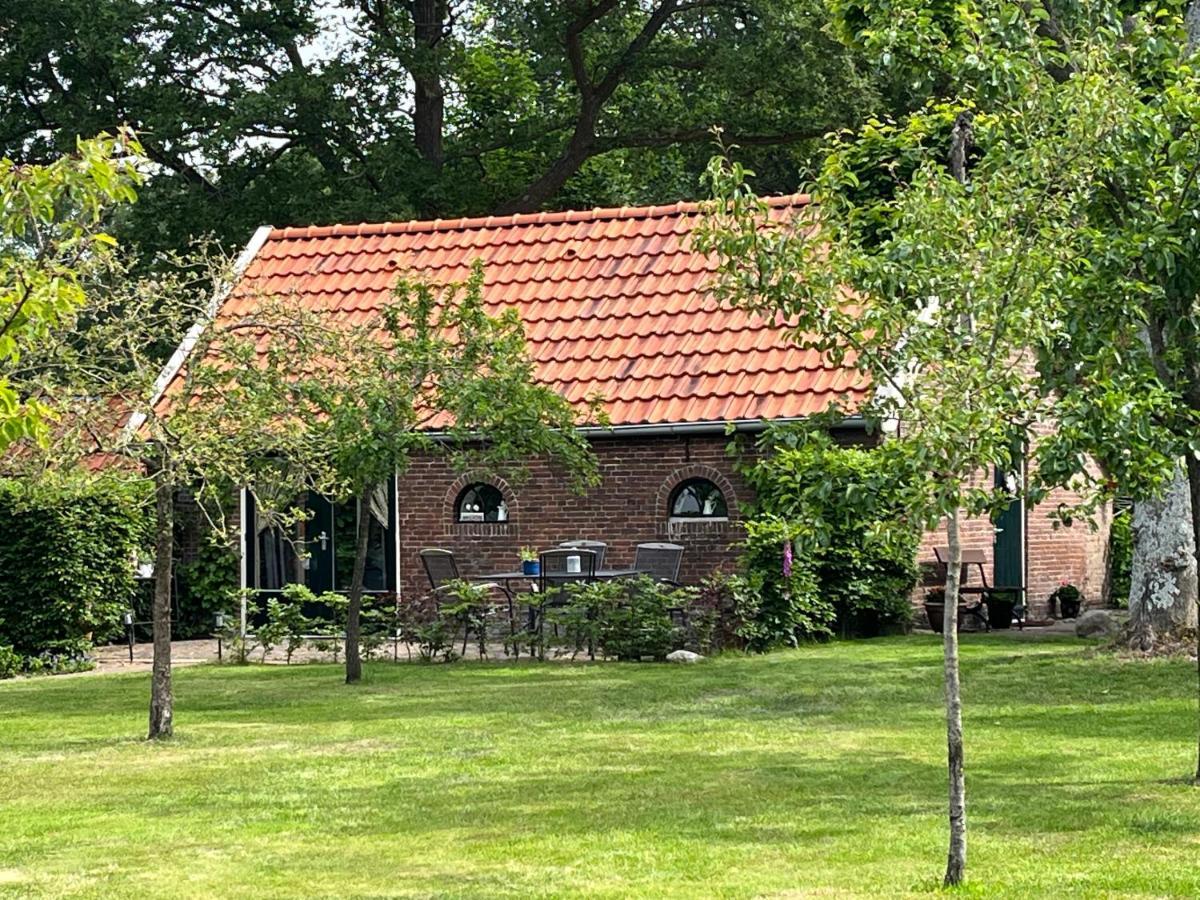 Landelijk Gelegen Huisje Op Erf Veeningen Exterior photo
